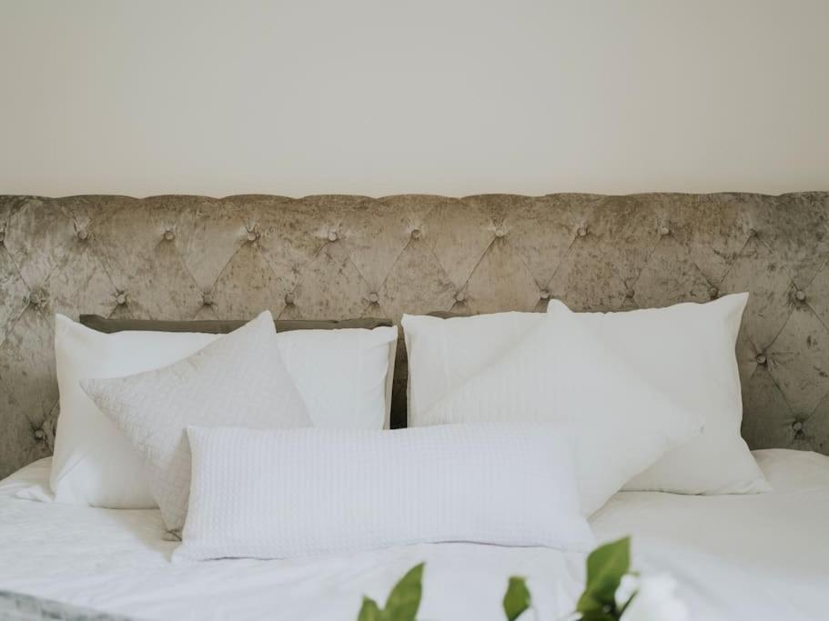 Linen Cottage- Parking, Leds, 4K Tvs, 5G Wifi And More! Bath Luaran gambar